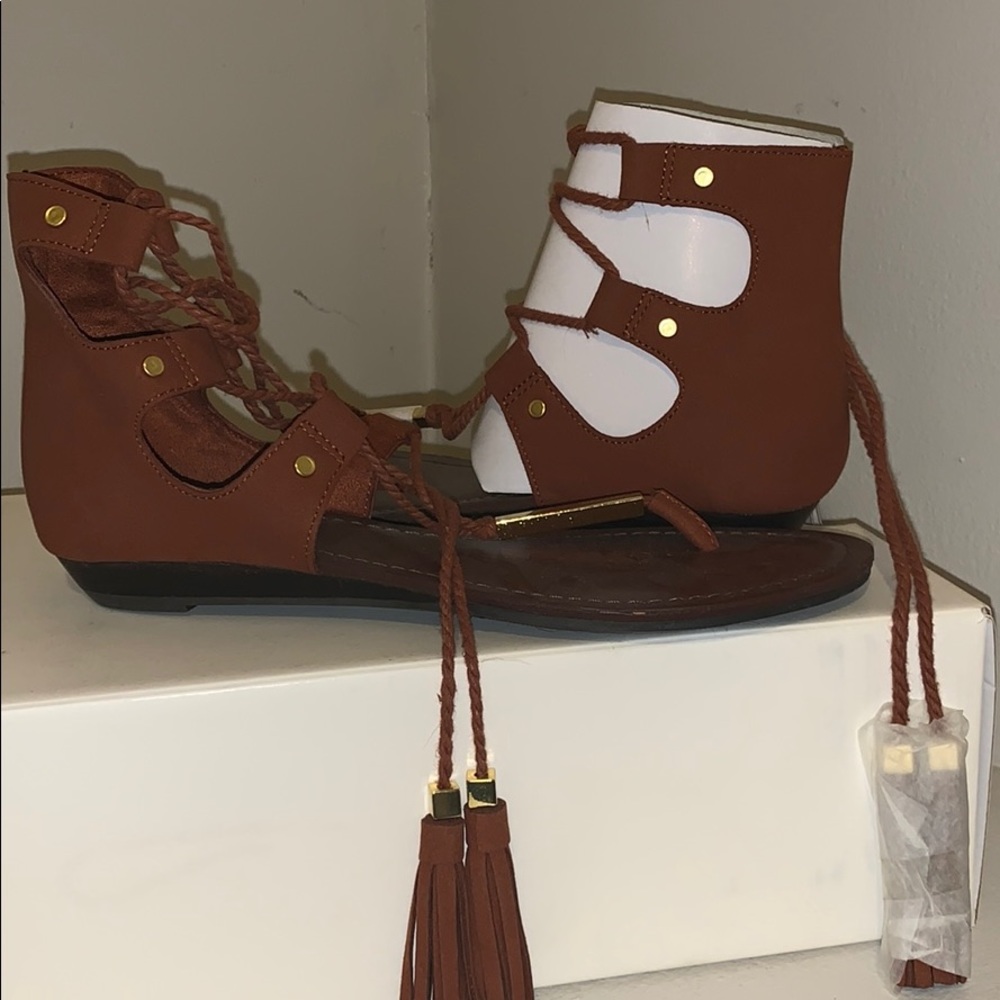 Never worn, brand new stylish summer sandals!